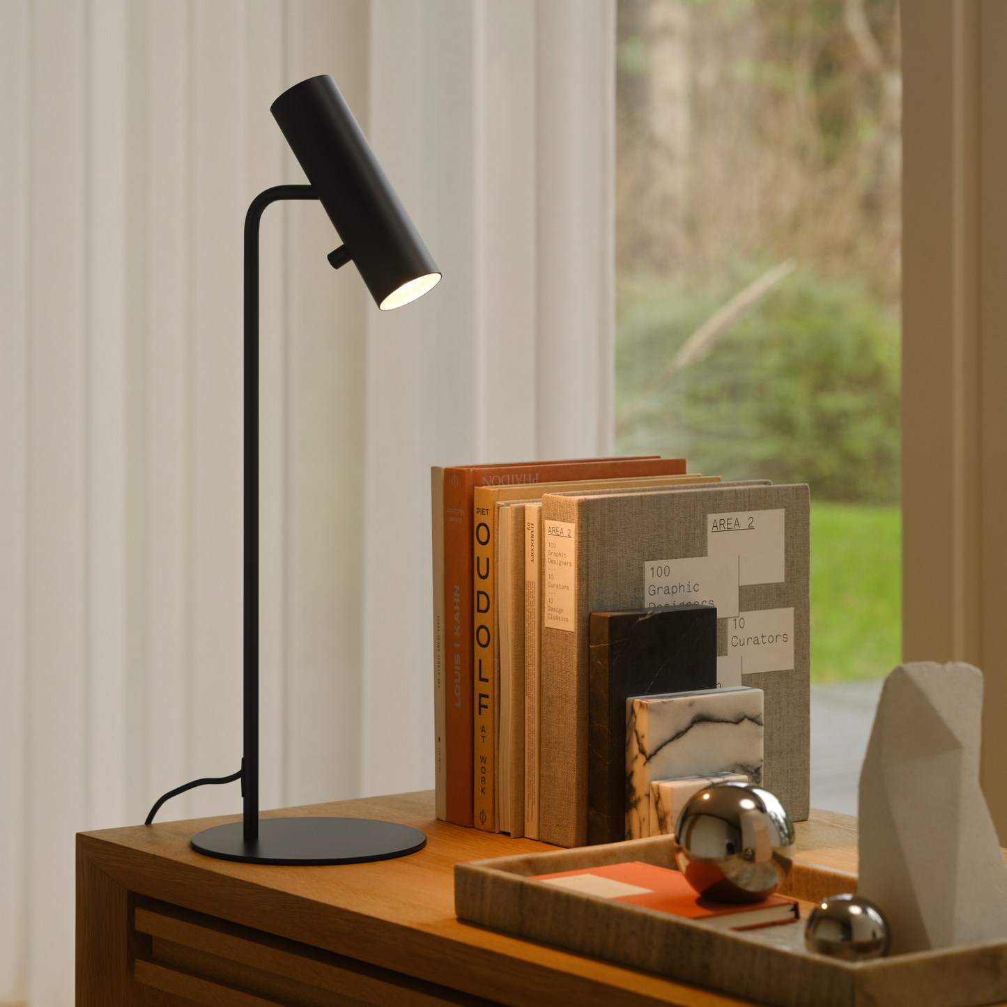 MIB 6 Candeeiro de Mesa Preto Matte