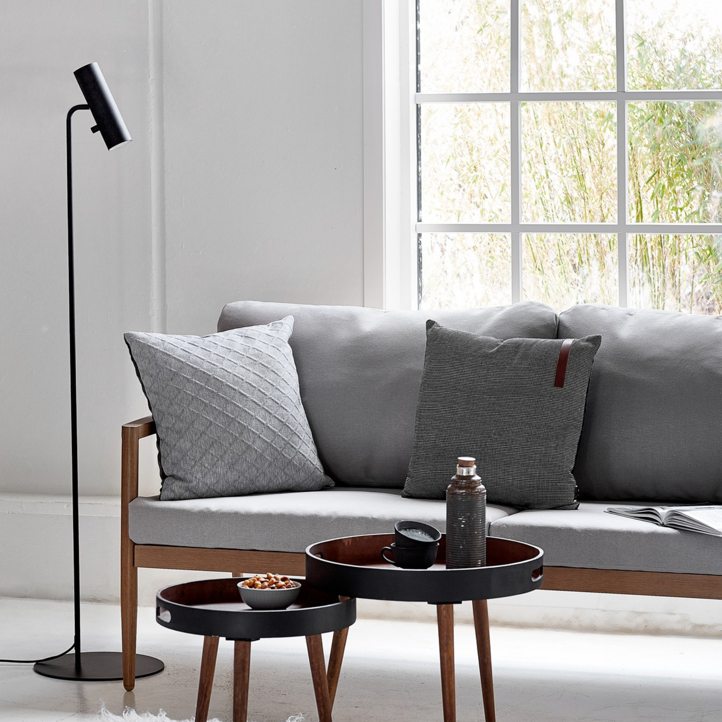 MIB 6 Candeeiro de Chão Preto Matte